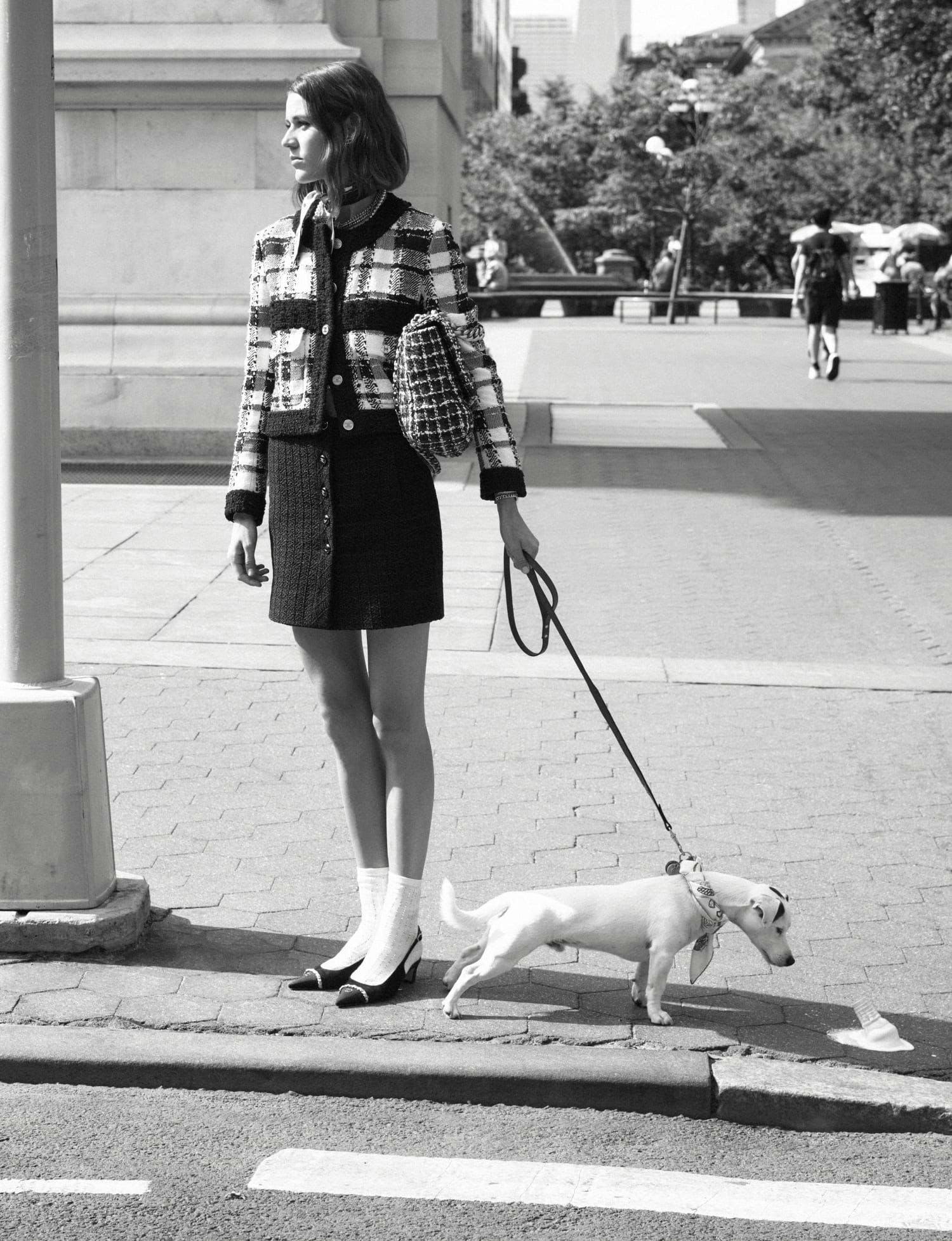 人十几岁的女孩女性外套短裤狗犬高跟鞋走路