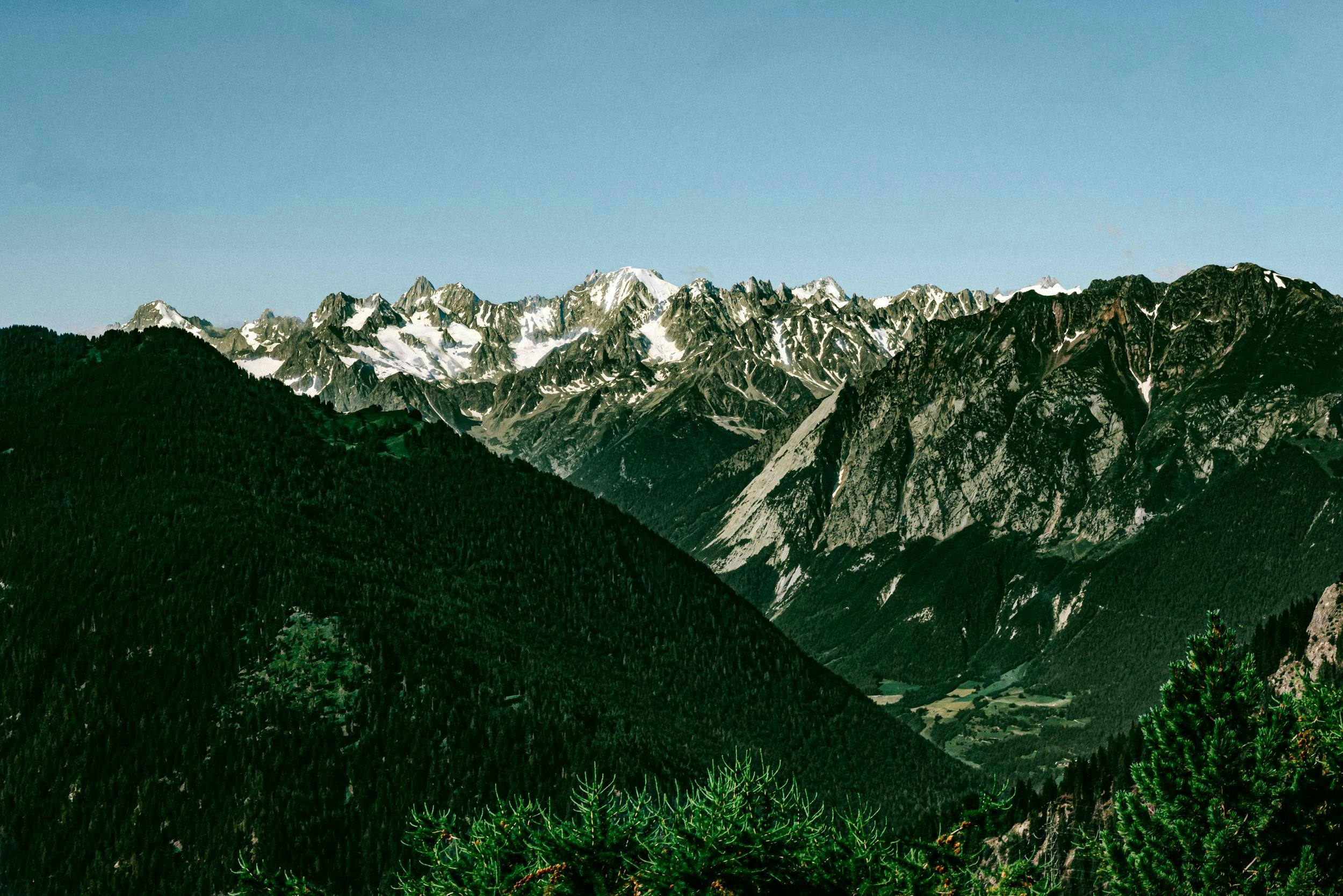 h - experimental chalet h - experimental chalet - exterieur mountain range mountain nature outdoors peak scenery